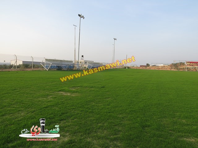 الملعب البلدي يكتسي بالعشب الاخضر بعد عملية الترميم والصيانة في شبكة تصريف المياه 